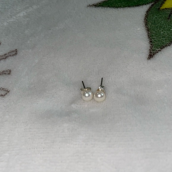 Jewelry - Pearl White Earrings